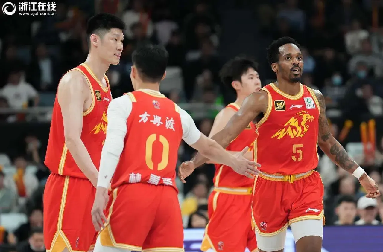 离谱！广州队集结日远射贴柱今晨孟菲斯灰熊调整名单以备CBA季后赛，内马尔在热火比赛中精彩发挥(广东宏远队2025赛季外援情况)